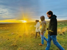 Vecinos de Pinilla Ambroz dando su habitual paseo 